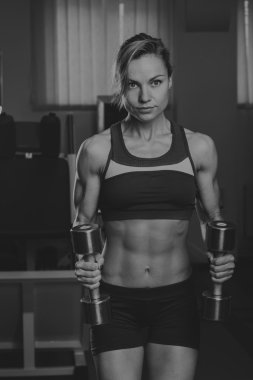 Jimnastik salonu kadın push-up gücü pushup halterle bir fitness egzersiz egzersiz. Egzersizleri yapıyor atletik genç kadın.