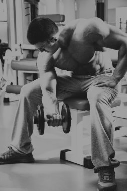 Adam jimnastik salonu. Halter alıştırmalar kılıyor.