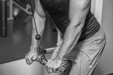 Atlet kasları gösterir. Vücudunuzun üzerinde çalışmak ve hedefe ulaşmak. Fotoğraflar spor dergi ve Web siteleri için.