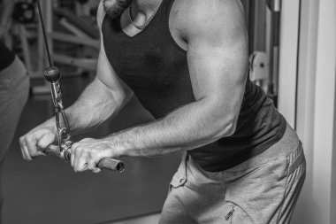 Atlet kasları gösterir. Vücudunuzun üzerinde çalışmak ve hedefe ulaşmak. Fotoğraflar spor dergi ve Web siteleri için.