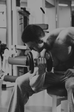 Adam jimnastik salonu. Halter alıştırmalar kılıyor.