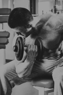 Adam jimnastik salonu. Halter alıştırmalar kılıyor.