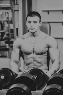 Adam jimnastik salonu. Halter alıştırmalar kılıyor.