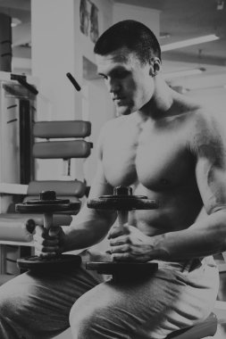 Adam jimnastik salonu. Halter alıştırmalar kılıyor.