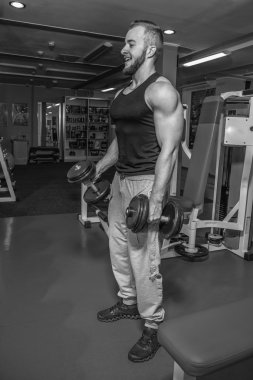 Adam jimnastik salonu. Egzersiz halter kılıyor. Spor, güç, halter, gerginlik, egzersiz - sağlıklı bir yaşam tarzı kavramı. Fitness ve spor hakkında makale.