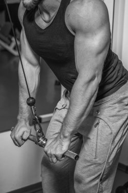 Atlet kasları gösterir. Vücudunuzun üzerinde çalışmak ve hedefe ulaşmak. Fotoğraflar spor dergi ve Web siteleri için.