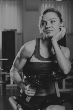 Spor sarışın. Güzel güçlü kız. Bodyfitness, kadın fitness. Kadın spor yapıyor. Güzellik, sağlık ve spor. Vücut geliştirmeci genç yetişkin seksi kız