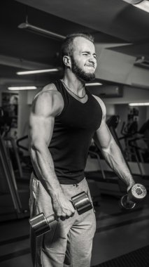 Adam jimnastik salonu. Egzersiz halter kılıyor. Spor, güç, halter, gerginlik, egzersiz - sağlıklı bir yaşam tarzı kavramı. Fitness ve spor hakkında makale.