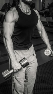 Adam jimnastik salonu. Egzersiz halter kılıyor. Spor, güç, halter, gerginlik, egzersiz - sağlıklı bir yaşam tarzı kavramı. Fitness ve spor hakkında makale.