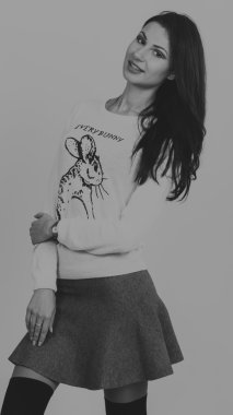 Güzel, gizemli, şirin esmer. Siyah ve beyaz fotoğraf güzel gizemli esmer.