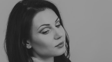 Güzel, gizemli, şirin esmer. Siyah ve beyaz fotoğraf güzel gizemli esmer.