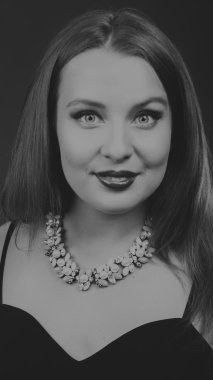 Karanlık bir arka plan üzerinde bir şık elbiseli seksi esmer.