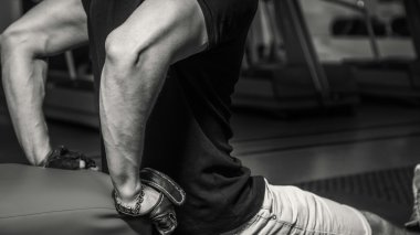 Adam jimnastik salonu. Adam egzersizleri yapar. Spor, güç, gerginlik, egzersiz - sağlıklı bir yaşam tarzı kavramı. Fitness ve spor hakkında makale.