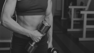 Jimnastik salonu kadın push-up gücü pushup halterle bir fitness egzersiz egzersiz. Egzersizleri yapıyor atletik genç kadın.