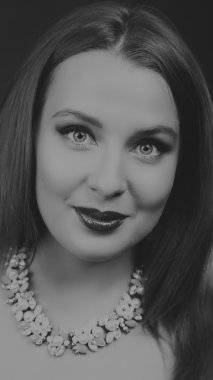 Karanlık bir arka plan üzerinde bir şık elbiseli seksi esmer.