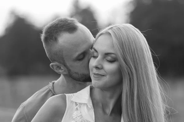 Blanco y negro foto motorista pareja en una motocicleta en el campo . —  Fotos de Stock