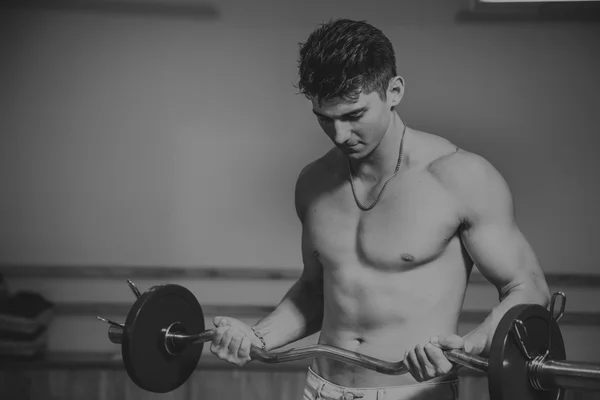 A folyamat a testmozgás, a súlyzó. Az ember részt vesz az edzőteremben. Képzés az edzőteremben. Egészséges életmód. A kreatív fotó. — Stock Fotó