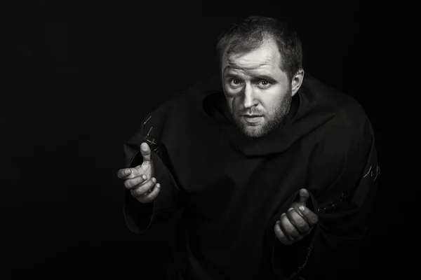 Hermoso y fascinante actor de teatro de juego en cámara. Foto en blanco y negro del actor disfrazado de mendigo sobre un fondo oscuro. Imagen escénica bellamente decorada y maquillaje profesional . — Foto de Stock