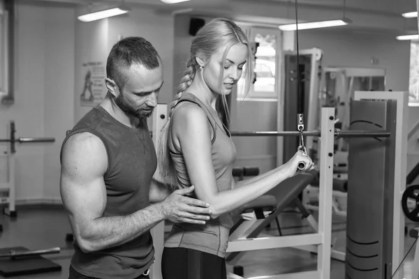 Sport paar training in de sportschool. — Stockfoto