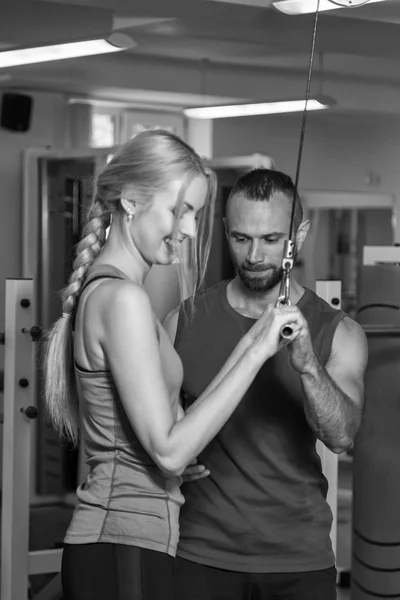 Sportpaar beim Training in der Turnhalle. — Stockfoto