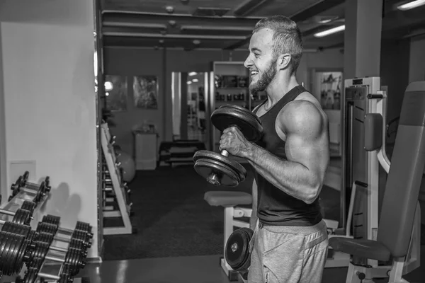 Adam jimnastik salonu. Egzersiz halter kılıyor. Spor, güç, halter, gerginlik, egzersiz - sağlıklı bir yaşam tarzı kavramı. Fitness ve spor hakkında makale.