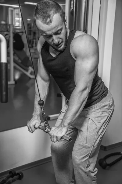 El atleta demuestra músculos. Trabaje en su cuerpo y lograr la meta. Fotos para revistas deportivas y sitios web . —  Fotos de Stock