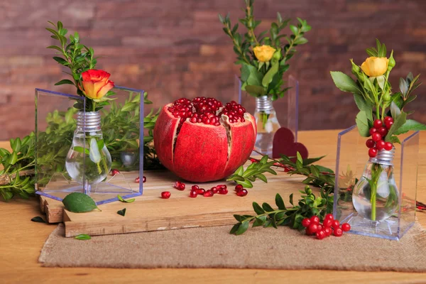 Piękny obraz obiektywny z granatu, róże, żarówki i zioła. — Zdjęcie stockowe