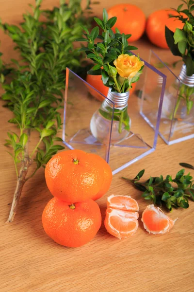 Mandarinas maduras y jugosas en una hermosa mesa. Frutas útiles, vitaminas. Hermosa naturaleza muerta con mandarinas . —  Fotos de Stock