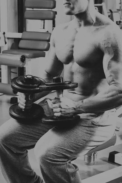 Hombre en el gimnasio. El hombre hace ejercicios con barra . — Foto de Stock