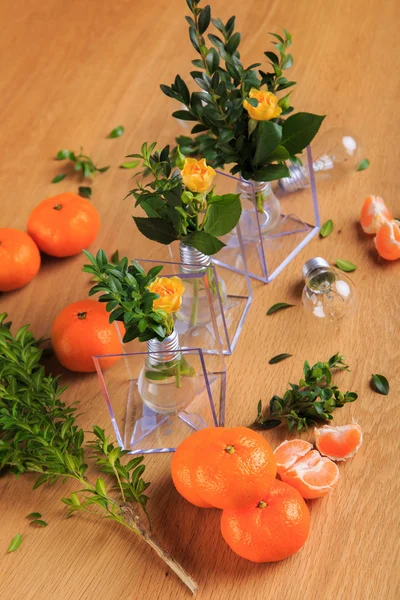 Rijp, sappige mandarijnen in een mooi tabel. Nuttig groenten, vitaminen. Mooie stillevens met mandarijnen. — Stockfoto
