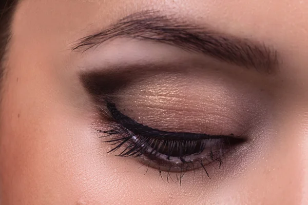 Hermoso primer plano de ojo femenino. maquillaje profesional . — Foto de Stock