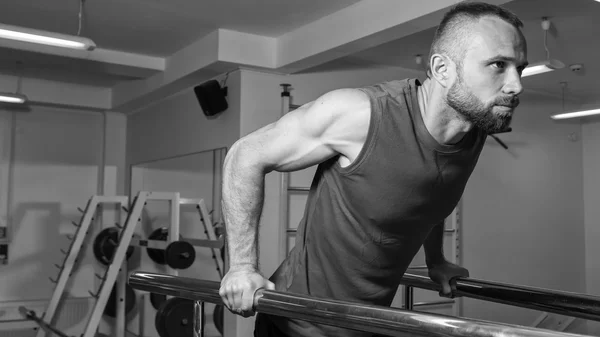 Entrenamiento de fuerza atleta profesional en el gimnasio. Trabajar en decirle a los músculos del cuerpo. Realizar ejercicios difíciles para lograr resultados. Fotos para revistas deportivas, carteles y sitios web . — Foto de Stock