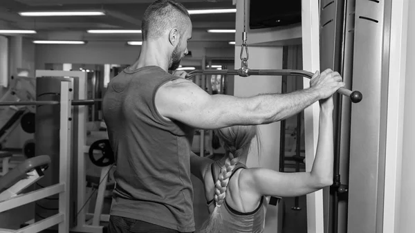 Sportpaar beim Training in der Turnhalle. — Stockfoto