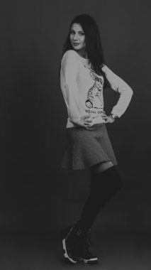 Güzel, gizemli, şirin esmer. Siyah ve beyaz fotoğraf güzel gizemli esmer.