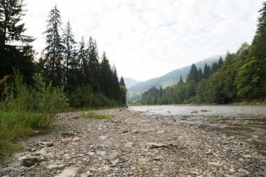 Güzel nehir ve dağ sahne. Dağlar inanılmaz güzel doğası. Adam bakire vahşi alan. Fotoğraf doğal dergiler, posterler, arka planında ve Web siteleri için.