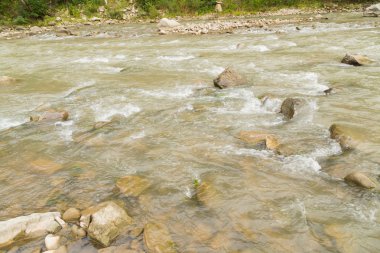 Güzel nehir ve dağ sahne. Dağlar inanılmaz güzel doğası. Adam bakire vahşi alan. Fotoğraf doğal dergiler, posterler, arka planında ve Web siteleri için.
