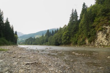 Güzel nehir ve dağ sahne. Dağlar inanılmaz güzel doğası. Adam bakire vahşi alan. Fotoğraf doğal dergiler, posterler, arka planında ve Web siteleri için.