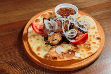 Şiş kebap pide ekmek domates ve soğan ile.