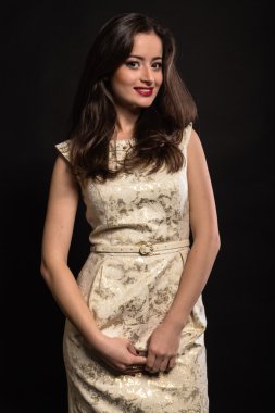 Karanlık bir arka plan üzerinde güzel genç esmer. Seksi seksi esmer. Lüks kadın şık makyaj ile.