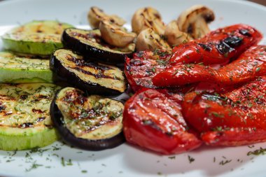 Beyaz tabakta lezzetli çeşitli ızgara sebze