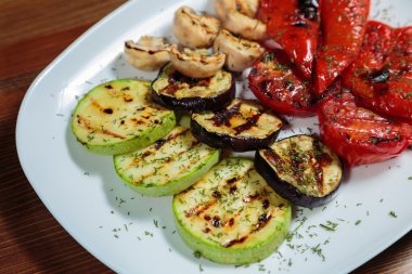 Beyaz tabakta lezzetli çeşitli ızgara sebze