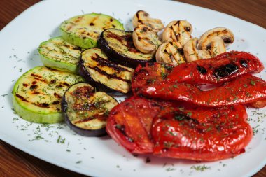 Beyaz tabakta lezzetli çeşitli ızgara sebze