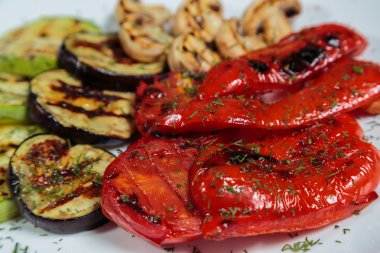 Beyaz tabakta lezzetli çeşitli ızgara sebze