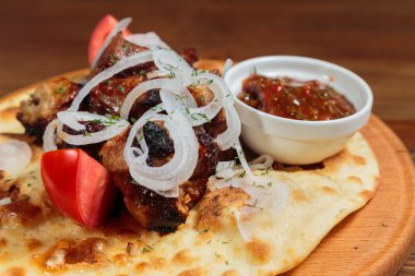 Şiş kebap pide ekmek domates ve soğan ile.