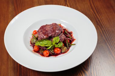 Güzel yemek sebze ve et sundu. Lezzetli ızgara et sosu.