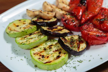 Beyaz tabakta lezzetli çeşitli ızgara sebze