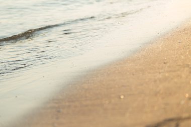 Güzel gün batımı denize. Deniz, güneş ve kum.