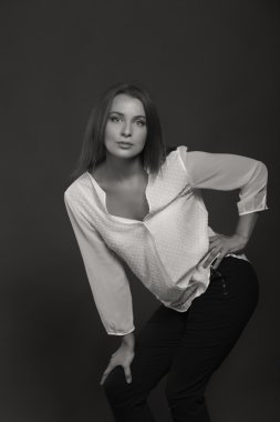 Karanlık bir arka plan üzerinde şık giysiler içindeki genç güzel kız. Şık giyim ve aksesuarları. Profesyonel makyaj güzel. Moda ve sosyal dergiler, posterler ve Web siteleri için fotoğraf.