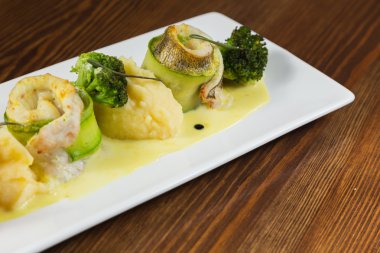 Sebze ile balık. Bir tabakta güzel düzeni