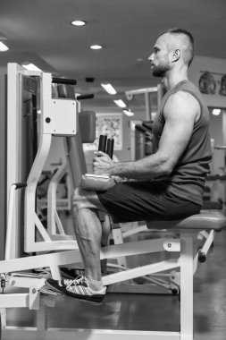 Bacak egzersizleri, egzersiz simülatör yapan erkek. Spor, sağlıklı yaşam tarzı.